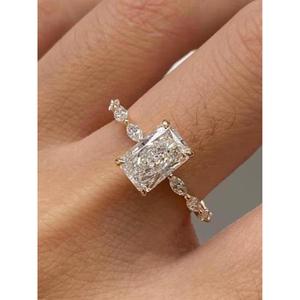 Anillo de compromiso de diamante blanco talla radiante en oro amarillo macizo con banda de acento floral de diamantes marquesa y diseño clásico de cuatro puntas - Product Image 1