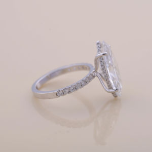 Anillo de Compromiso con Diamante Cultivado en Laboratorio de Corte Marquesa de 5.01 Ct en Oro Blanco, Rosa y Amarillo de 9K |   Anillo de Novia con Halo Oculto y Banda Pavé - Product Image 6