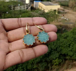 ต่างหูห้อยคู่ประดับอะมาโซไนต์ธรรมชาติคุณภาพสูง ดีไซน์เรียบหรู ตัวเรือนทองเหลืองชุบทอง 18k รูปทรงกลมขอบหยักประดับพลอย - Product Image 6