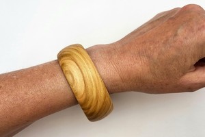 กำไลข้อมือไม้ทำมือ ลายไม้ธรรมชาติ ดีไซน์หนา  เครื่องประดับแฟชั่น  งานฝีมือ  จำหน่ายส่งออกจากอุตรพัฎฐ์เบจารา - Product Image 3