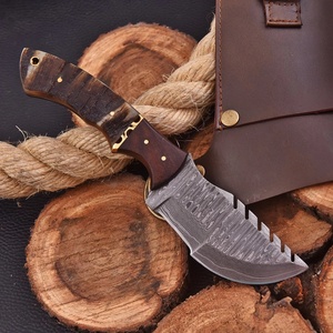 Cuchillo de caza y camping Nordic Forge Tracker de acero de Damasco, hecho a mano, con espiga completa, mango de cuerno de carnero y palisandro, con funda para transporte. - Product Image 2