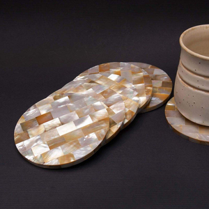 Sous-verres en nacre naturelle offrant une surface polie et un design artistique, parfaits pour une décoration de table élégante - Product Image 2