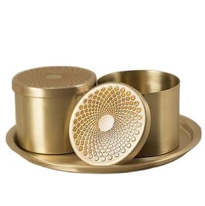 Petit pot à bougie en laiton métal personnalisé finition mate utilisation festival avec couvercle conception de gaufrage récipient à bougie - Product Image 1