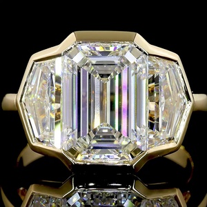 Bague de fiançailles et de mariage en or 14 carats avec diamant de laboratoire certifié IGI, taille émeraude 4 carats, personnalisable en gros, et pierres latérales trapézoïdales - Product Image 3