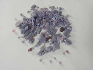 Copeaux de verre opaque violet foncé et agrégats de différentes tailles (1-9 mm) spécialement conçus pour les articles en terrazzo haut de gamme. - Product Image 1