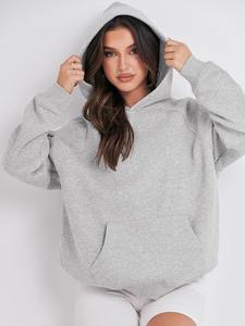 Sweat-shirt oversize tendance avec une coupe ample, des épaules tombantes et un tissu en coton respirant pour un look urbain stylé. - Product Image 4