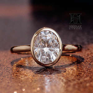 Bague de fiançailles moderne en or jaune 14 carats avec diamant de laboratoire taille ovale serti clos, halo dissimulé et style vintage millgrain - Product Image 6