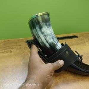 Estilo vikingo 500ml Cuerno para beber de búfalo Acabado natural ecológico con soporte de cuero y llantas de latón Cuernos de buey Precio a granel - Product Image 1