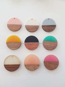 Collier pendentif chaîne noire de mode de créateur avec déclaration en résine de bois et breloques accessoire élégant unique - Product Image 3