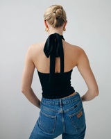 Haut rose pour femme à col halter avec détails perlés, devant froncé, dos ajustable à nouer, en maille douce sans manches – Nouvelle collection été 2026