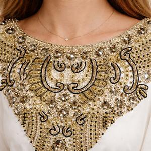 Elegante Caftán Farasha Blanco con Bordado de Cuello en Dorado, Adorno de Cuentas de Cristal, Largo MAXI, Mangas de Mariposa para Boda - Product Image 4