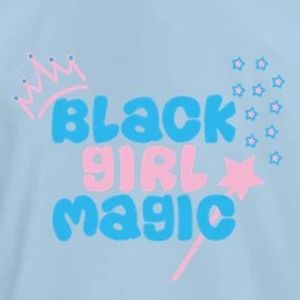 เสื้อยืดปักลายสาวมหัศจรรย์สีน้ำเงินอ่อนสำหรับผู้หญิง พร้อมลายมงกุฎและดาวสีชมพูฟ้า ตัวอักษรสีชมพูฟ้า แขนสั้น คอกลม - Product Image 5