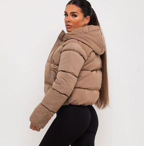 Chaqueta Acolchada para Mujer al por Mayor, Personalizada, Informal, para Exteriores, Resistente al Viento, con Cierre de Cremallera y Bolsillos Laterales, Abrigo Premium para Invierno - Product Image 3