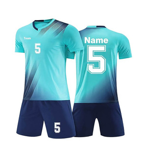 Équipe de sports de plein air portant des uniformes de football personnalisés avec nom et numéro imprimés par sublimation, maillot et short de football. - Product Image 5