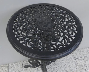 Mesa auxiliar de jardín de hierro estilo victoriano – Mueble de exterior resistente a la intemperie con un decorativo diseño floral. - Product Image 6