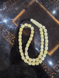 Tasbih Musulmán Religioso de Resina Brillante Ecológica de Lujo, Diseño Redondo Hecho a Mano para Uso en Múltiples Ocasiones - Product Image 4
