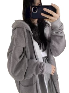 เสื้อสตรีคอเต่าทรงโอเวอร์ไซส์ ผ้าฟลีซ ใส่สบายๆ สำหรับฤดูหนาว สไตล์ลำลอง สตรีทแวร์  ด้านหน้าสามารถปรับแต่งได้ เนื้อผ้านุ่ม อุ่น สบาย เหมาะสำหรับใส่ทุกวัน - Product Image 2