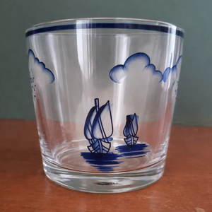 Pot à bougie en verre peint à la main en forme de voilier bleu, parfait pour les salons, les chambres, les restaurants, les spas, les mariages et la décoration festive. - Product Image 1