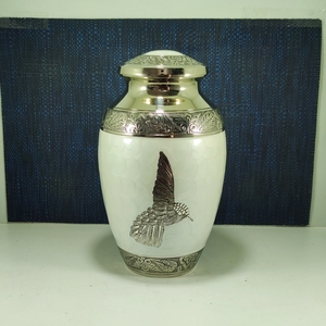 Urne funéraire blanche avec motif d'oiseau, bordure argentée, taille adulte, personnalisable - Product Image 1