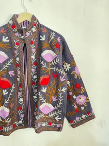 Chaqueta Bordada Suzani Gris, Chaqueta de Algodón Boho Multicolor con Flores, Abrigo Étnico Hecho a Mano para Mujer, Cuello Alto, Estilo Vintage - Product Image 2