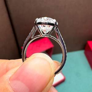 Bague de fiançailles Iced Jewelz la plus vendue, en moissanite ovale de 8,45 carats, sertie de griffes en or jaune 10 carats, certifiée IGI - Product Image 2