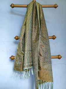 Châle en soie pour femme avec franges vertes et motif floral doré, écharpe légère - Product Image 3