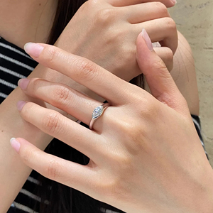 Anillo de Compromiso Solitario de Oro Blanco de 14K con Diamante de Laboratorio de Corte Marquesa de Lujo, Certificado IGI, Claridad VS+, Estilo Minimalista - Product Image 1