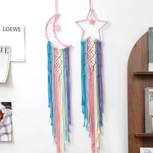 Magnifique tapisserie murale en macramé de coton fait main avec un motif floral et des pompons colorés en cascade pour un anniversaire - Product Image 1