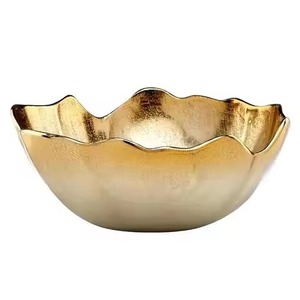 Bol en aluminium coulé doré à bord ondulé, finition polie, design glamour fait main, pour service de fête - Product Image 1