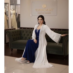 Vestido de Noche Moderno de Dos Piezas, Estilo Abaya Bisht, Largo hasta el Suelo, con Bordado Floral Plateado en Tonos Pastel y Detalles de Borlas - Product Image 5