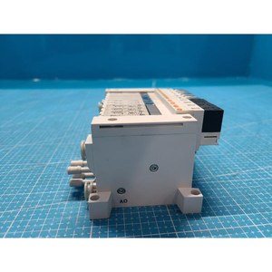 Conjunto de Válvulas Solenoides SMC VQ1200-51 + VQ1100Y-5 Usado Como Está, Piezas de Equipos Legacy Semiconductor - Product Image 4
