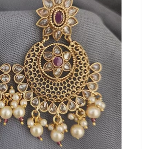 Pendientes Jhumka Tradicionales de Latón Chapado en Oro con Incrustaciones de Kundan y Perlas, para Bodas, Compromisos y Fiestas, para Mujer - Product Image 2