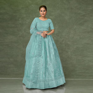 ชุดเลเฮนกาโชลีผ้าเน็ตสุดหรู พร้อมงานปักดิ้นประณีต กระโปรงทรงบานพลิ้วไหว ผ้าคลุมไหล่เนื้อนุ่มบางเบา ชุดสำหรับงานเทศกาลและงานพิธีต่างๆ - Product Image 3