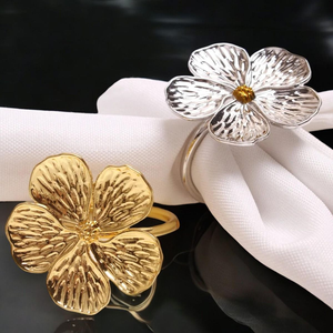 Anillo para servilletas festivo en forma de campana dorada con un lazo decorativo en la parte superior para celebraciones navideñas. Disponible a precios de mayorista. - Product Image 2