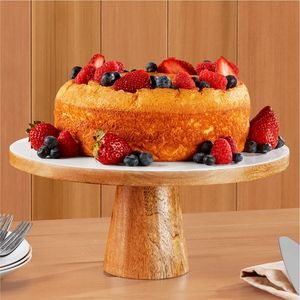 Support à gâteau artisanal en bois d'acacia et marbre blanc - Présentoir à dessert rustique sur piédestal pour mariages, fêtes et décoration intérieure - Product Image 1