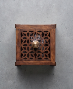 Quemador de incienso de madera cuadrado con diseño floral calado y pomo de latón, regalo aromático - Product Image 4
