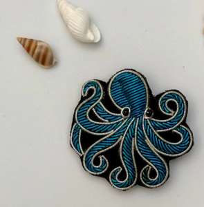 Broches de Lujo Hechos a Mano con Hilo de Oro y Bordado en Relieve 3D, Resistentes al Agua, con Logotipo de Moda para Ropa - Product Image 4