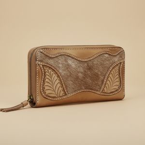 Cartera larga de cuero genuino de vaca estilo occidental para mujer con cremallera y diseño floral grabado, tipo clutch - Product Image 1