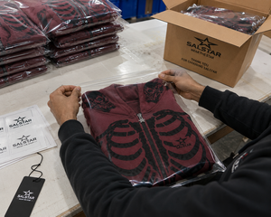 เสื้อฮู้ดแฟชั่นสีดำพิมพ์ลายโครงกระดูกแบบ OEM พิมพ์ลาย 3 มิติทั่วตัว ผลิตจากโพลีเอสเตอร์ สำหรับสตรีทแวร์ - Product Image 5