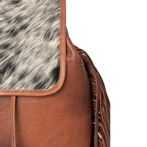 Mochila Unisex de Cuero Genuino Hecha a Mano con Pelo de Vaca, Forro de Poliéster Impermeable y Flecos Estilo Western - Product Image 3