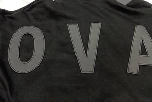 เสื้อสเวตเชิ้ตมีฮู้ดสีดำขนาดใหญ่พิเศษพร้อมดีไซน์ตัวอักษรพิมพ์ลายซิลิโคน กระเป๋าแขนเสื้อแบบปกติ เสื้อผ้าผู้ชายสำหรับฤดูใบไม้ร่วง - Product Image 3