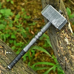 Martillo Vikingo Hecho a Mano THEWIZ CRAFTS, Símbolo Valknut, Mango Tallado con Odin, Personalizado, Acero Forjado de Grado Industrial 18, Antideslizante - Product Image 4
