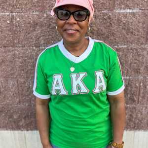 Camiseta AKA Premium de Chenille con Cuello en V para Mujer, Bordado con Letras Griegas, Ribete en Contraste, Cuello en V, Top Casual de Alta Calidad - Product Image 2