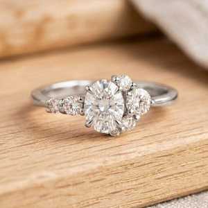 Bague de fiançailles artisanale en or massif avec diamant de laboratoire ovale brillant et rond de 1,01 ct, clarté E, VVS, bijoux fins - Product Image 3