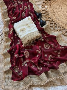 Sari indien traditionnel en soie satinée avec broderies et perles pour femmes, idéal pour les mariages et les tenues de fête tendance. - Product Image 4