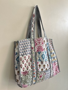 Sac fourre-tout matelassé en patchwork |   Sac à bandoulière en coton écologique |   Sac à bandoulière en coton fait main - Product Image 4