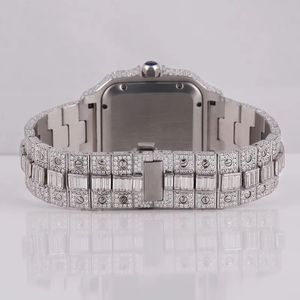 Montre-bracelet de luxe carrée sertie de diamants, cadran à chiffres romains, aiguilles bleues, couronne ornée de pierres précieuses, bracelet somptueux, pierres précieuses étincelantes - Product Image 6