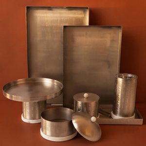 Ensemble de plateaux de service élégants en métal brossé avec bols, dotés de détails texturés délicats et de poignées minimalistes noires mates - Product Image 3