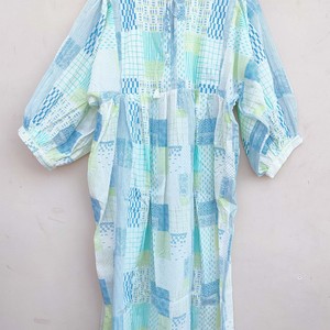 Robe longue décontractée coréenne faite à la main pour femme avec boutons sur le devant, col rabattu, poches et manches bouffantes à cordon - Product Image 4