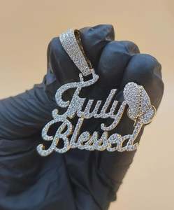 Colgante de Letra 'Truly Blessed' en Plata 925 con Moissanita de Corte Brillante Redondo, Chapado en Oro de 18K, Joyería Unisex con Temática Hip Hop - Product Image 4